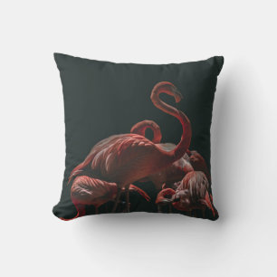 COJÍN DECORATIVO BONITA FLAMINGO EN UN ENTORNO OSCURO