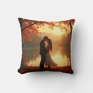 Cojín Decorativo Bonita pareja a orillas del lago en otoño