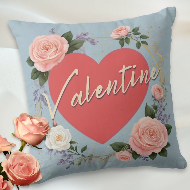 Cojín Decorativo Bonito el día de San Valentín Personalizado de ros (An elegant throw pillow for Valentine's Day, with love heart, pink roses and custom text on the back)