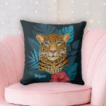 Cojín Decorativo Bonito Jungle Leopard Floral Art | Negro | Nombre<br><div class="desc">Esta almohada de bonito tira un leopardo pintado a mano, con hojas de selva tropical en tonos azules, así como una flor de hibisco rosa brillante, sobre un fondo de color personalizado (que se muestra en azul marino oscuro). Se incluye una plantilla de texto para facilitar la personalización. Moderno y...</div>