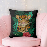 Cojín Decorativo Bonito Jungle Leopard Floral Art | Negro | Nombre<br><div class="desc">Esta almohada de bonito tira un leopardo pintado a mano, con hojas de selva tropical y una flor de hibisco rosa brillante sobre un fondo de color personalizado (que se muestra en negro). Se incluye una plantilla de texto para facilitar la personalización. Moderno y colorido - ¡hace un gran regalo!...</div>