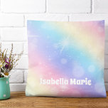 Cojín Decorativo Bonito Pastel Rainbow Sparkle Personalizado Girona<br><div class="desc">Decore la habitación de su pequeña niña con una almohada brillante color arcoiris pastel que muestra el nombre de su hijo en una bonita escritura blanca. Esta mágica decoración de dormitorio infantil ejemplifica el encanto de la infancia.</div>