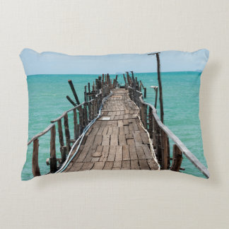 Cojín Decorativo Bonito puente de madera con fondo de mar azul en S