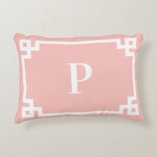Cojín Decorativo Borde de Clave Griega Coral Claro y Blanco con Mon