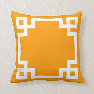 Cojín Decorativo Borde de claves griega naranja y blanca