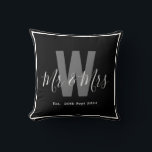 Cojín Decorativo Borde de Monograma Sr Sra Fecha Moderna Negro Blan<br><div class="desc">Agregue un toque personal a su espacio con esta elegante decoración para el hogar Almohadón de Monograma Negro y Blanco Moderno con la inicial monogramada, Sr & Sra y fecha establecida. Fácilmente personalizable para mostrar su propio nombre e inicial, es la combinación perfecta de comodidad y personalización para su hogar....</div>