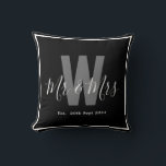 Cojín Decorativo Borde de Monograma Sr Sra Fecha Moderna Negro Blan<br><div class="desc">Agregue un toque personal a su espacio con esta elegante decoración para el hogar Almohadón de Monograma Negro y Blanco Moderno con la inicial monogramada, Sr & Sra y fecha establecida. Fácilmente personalizable para mostrar su propio nombre e inicial, es la combinación perfecta de comodidad y personalización para su hogar....</div>