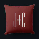 Cojín Decorativo Borgoña editable de fondo rojo y texto blanco<br><div class="desc">Diseño de personalizable para un monograma de parejas o cualquier otro texto que le guste,  edite lo que desee.</div>