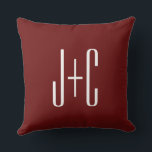 Cojín Decorativo Borgoña editable de fondo rojo y texto blanco<br><div class="desc">Diseño de personalizable para un monograma de parejas o cualquier otro texto que le guste,  edite lo que desee.</div>