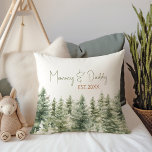 Cojín Decorativo Bosques de animales de Woodland Mami & Daddy Est<br><div class="desc">Presentamos a nuestros animales de bosque mami & Daddy est tirando almohada - perfecto para una celebración tierna y caprichosa! Cuenta con un moderno tema de selva acuática y es ideal para una ducha con efecto neutro desde el punto de vista del género. Este diseño bohemio da un toque dulce...</div>