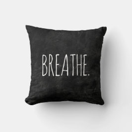 Cojín Decorativo BREATHE Textos sobre cuero negro