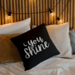 Cojín decorativo Brillante<br><div class="desc">Decoren su casa con esta encantadora almohada de estrellas y luna "Shine". ¡Coincidiendo con la bolsa de té,  camisetas,  tarjetas,  pegatinas y papel de envoltura!</div>