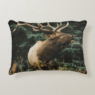 COJÍN DECORATIVO BROWN DEER ON GREEN GRASS DURANTE EL DÍA