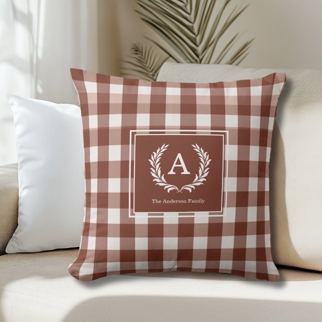 Cojín Decorativo Brown Gingham Monogram Escudo (Brown Gingham Monogram Crest Throw Pillow)