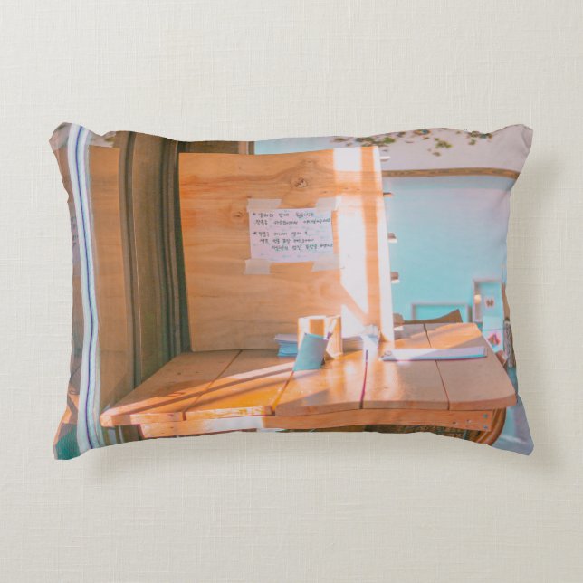 COJÍN DECORATIVO BROWN WOODEN TABLE WITH WHITE PRINTER PAPER (Anverso)