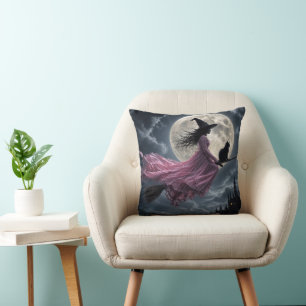 Cojín Decorativo Bruja con vestido rosa en una escoba
