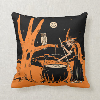 Cojín Decorativo Bruja de Halloween del vintage en un bosque