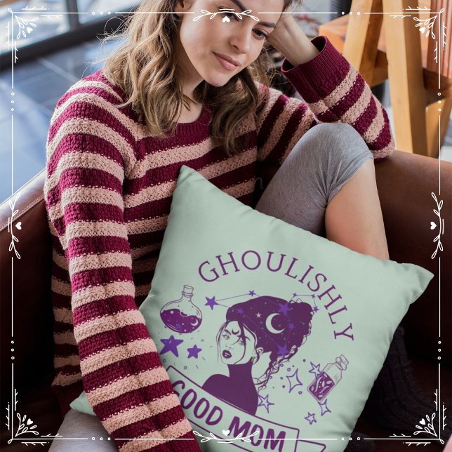 Cojín Decorativo Buena Mamá (Ghoulishly Good Mom Cover from The Beekeeper Store)