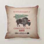 Cojín Decorativo Búfalo Bison Arrow Santa de Christmas Tree Ranch<br><div class="desc">Granja de árboles de Navidad: ilustracion temático de un búfalo con sombrero de santa y árbol de Navidad cubierto de nieve atado a la espalda.  Fondo inspirado en la mochila de nieve y el material de cartón con diseño de flecha.</div>