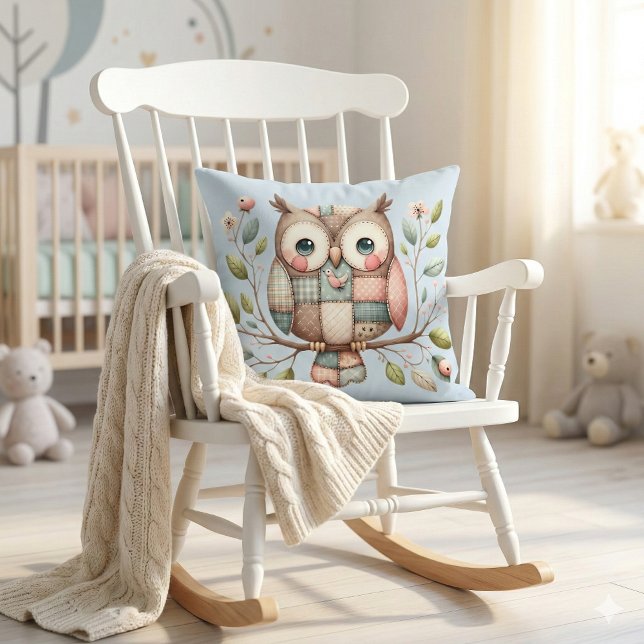 Cojín Decorativo Búho de Parche en Bosque Caprichoso (Patchwork Owl in Whimsical Woodland Throw Pillow Mockup A)