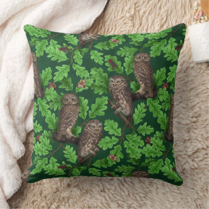 Cojín Decorativo Búhos en el bosque sobre verde oscuro