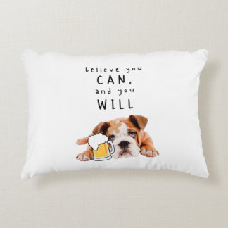 Cojín Decorativo Bulldog de Perro de Cerveza - Cree que puede, y lo