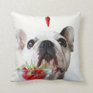 Cojín Decorativo Bulldog francés que mira una pimienta roja