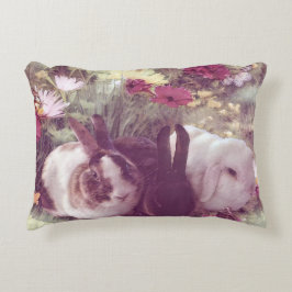 Cojín Decorativo Bunnies en un jardín