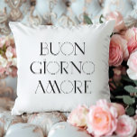 Cojín Decorativo Buongiorno Amore | Moda de escritura italiana mode<br><div class="desc">¡Buenos días,  amor! Esta almohada en blanco y negro en lengua italiana le añadirá un estilo de moda a su habitación. La moderna tipografía negra de diseño ayuda a hacer de este un aspecto que se entenderá perfectamente en Italia o en cualquier lugar que sus viajes le lleven.</div>