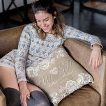 Cojín Decorativo Burlap Y Enfrentamiento Rústico De Campo<br><div class="desc">¿Buscando el perfecto diseño rústico de bodas rurales? ¡No hay más que burlap y lace! El diseño de la burlap y de los encajes presenta un delicado encaje blanco emparejado con una burpía natural, creando un encantador estilo rústico perfecto para cualquier boda de campo. El encaje floral le da un...</div>