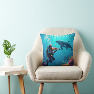 Cojín Decorativo Buzo tocando un violín para una ballena