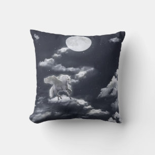 Cojín Decorativo Caballo alado blanco: cielo iluminado por la luna.