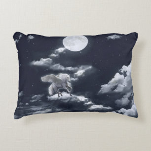 Cojín Decorativo Caballo alado blanco volando en el cielo con luna