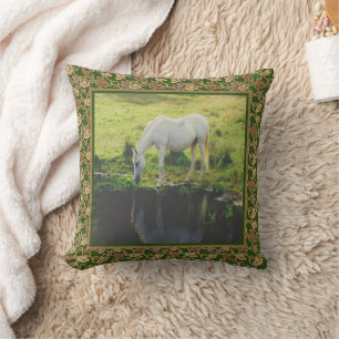 Cojín Decorativo Caballo Blanco Beber agua del estanque