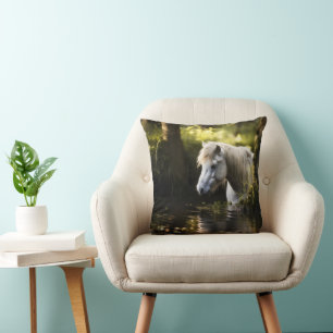 Cojín Decorativo Caballo Blanco en Estanque