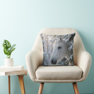 Cojín Decorativo Caballo Blanco Invernal En Pino Nevado