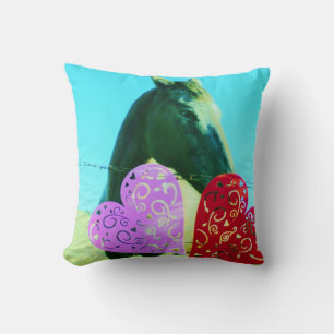 Cojín Decorativo Caballo crema y corazones Rosa y Rojo