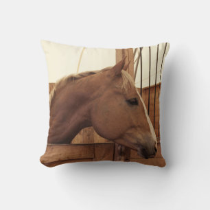 Cojín Decorativo Caballo de castaño con llamas en el establo