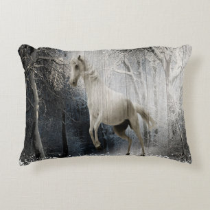 Cojín Decorativo Caballo de Invierno Blanco En Bosque De Montaña