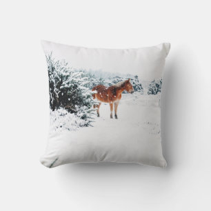 COJÍN DECORATIVO CABALLO EN LA NIEVE CAÍDA