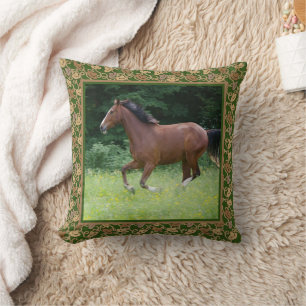 Cojín Decorativo Caballo marrón corriendo a través de la hierba