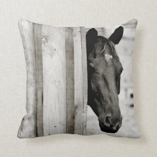 Cojín Decorativo Caballo negro curioso