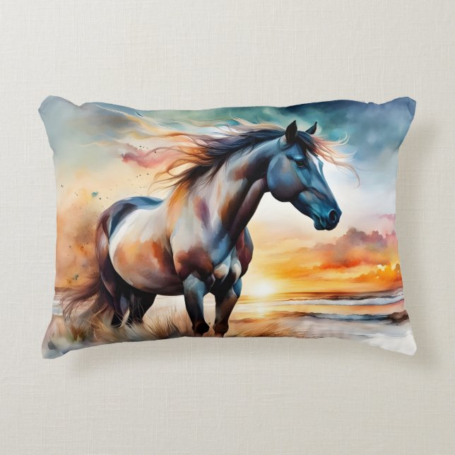 Cojín Decorativo Caballo salvaje en una duna fresca al atardecer (Anverso)