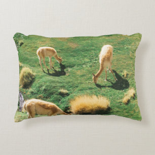 COJÍN DECORATIVO CABALLOS BLANCOS Y MARRONES SOBRE CAMPO VERDE
