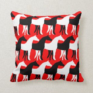 Cojín Decorativo Caballos blancos y negros/Fondo rojo