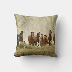 Cojín Decorativo Caballos coronando una pequeña colina durante la r