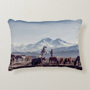 COJÍN DECORATIVO CABALLOS EN LA MONTAÑA DE VISTA DE CAMPO ABIERTO 