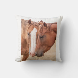 Cojín Decorativo Caballos hociqueando en un prado