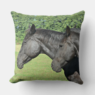 Cojín Decorativo Caballos negros en un prado pacífico