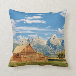 Cojín Decorativo Cabaña de madera cerca de la cordillera